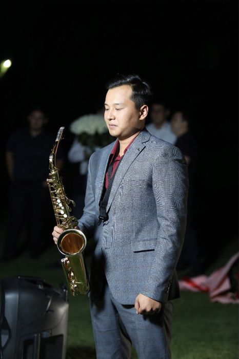 Саксафонист . Саксофон