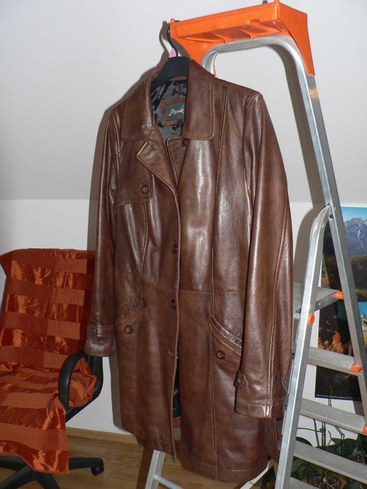 Haina dama ,piele de culoare maro