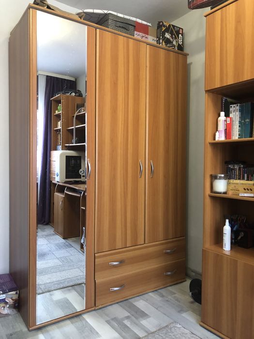 Vand mobila cu birou si sifonier