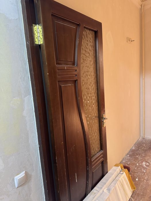 Продается б/у сосновые двери в комплекте все есть