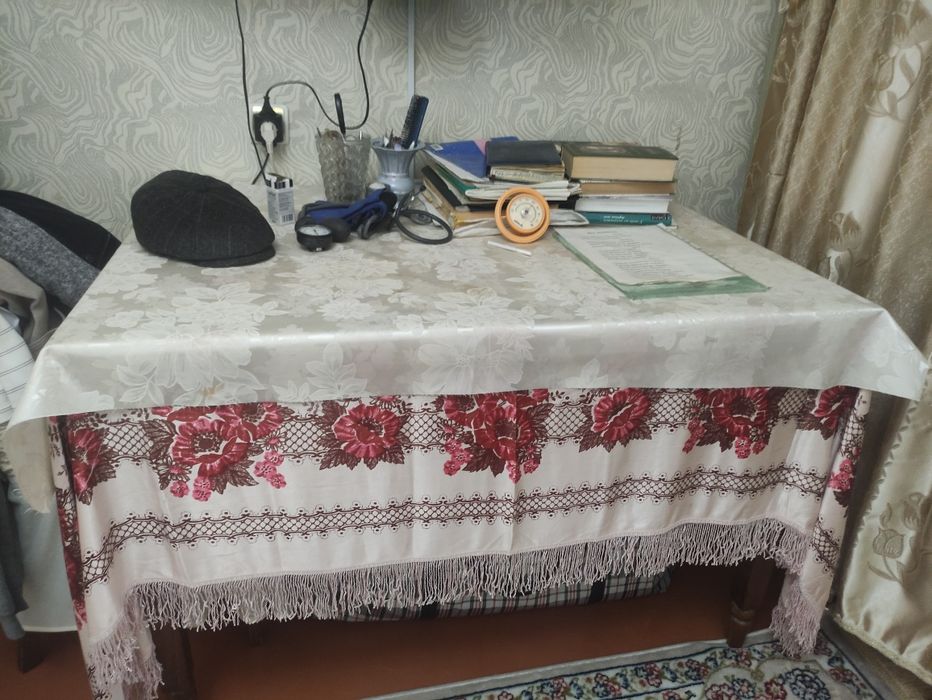 Продам стол в коричневом цвете