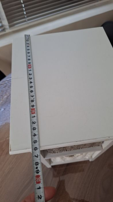 Малко дървено шкафче