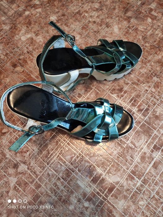 Женские босоножки