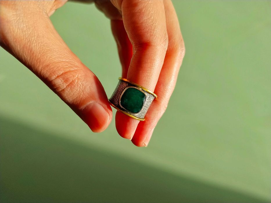 Серебряное кольцо с натуральным изумрудом