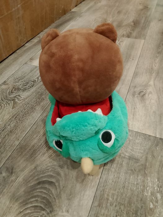 Медведь в костюме динозавра