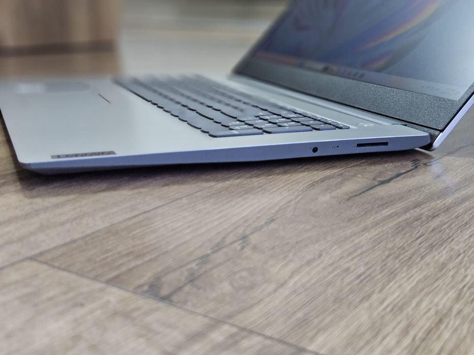 Laptop Lenovo Intel i5 generația 10, SSD 256GB PCIe 8GB DDR4, 17.3 LED