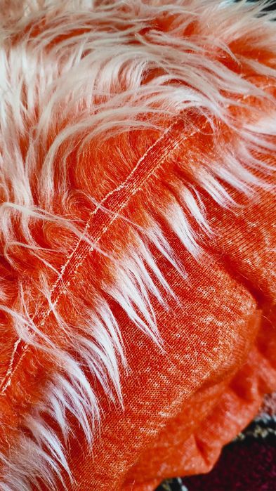 Болна дългокосместа в два цвята - розова, зелена, оранжева.