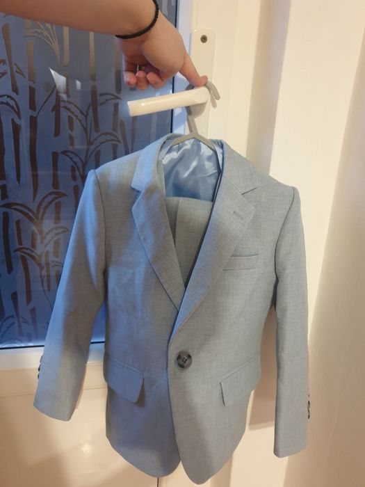 Vând costum de băiețel 5 ani