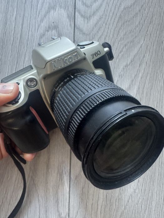 Aparat foto vechi cu film Nikon F60