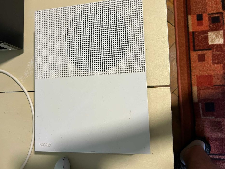 XBox One 500гб, 1 джойстик и игри