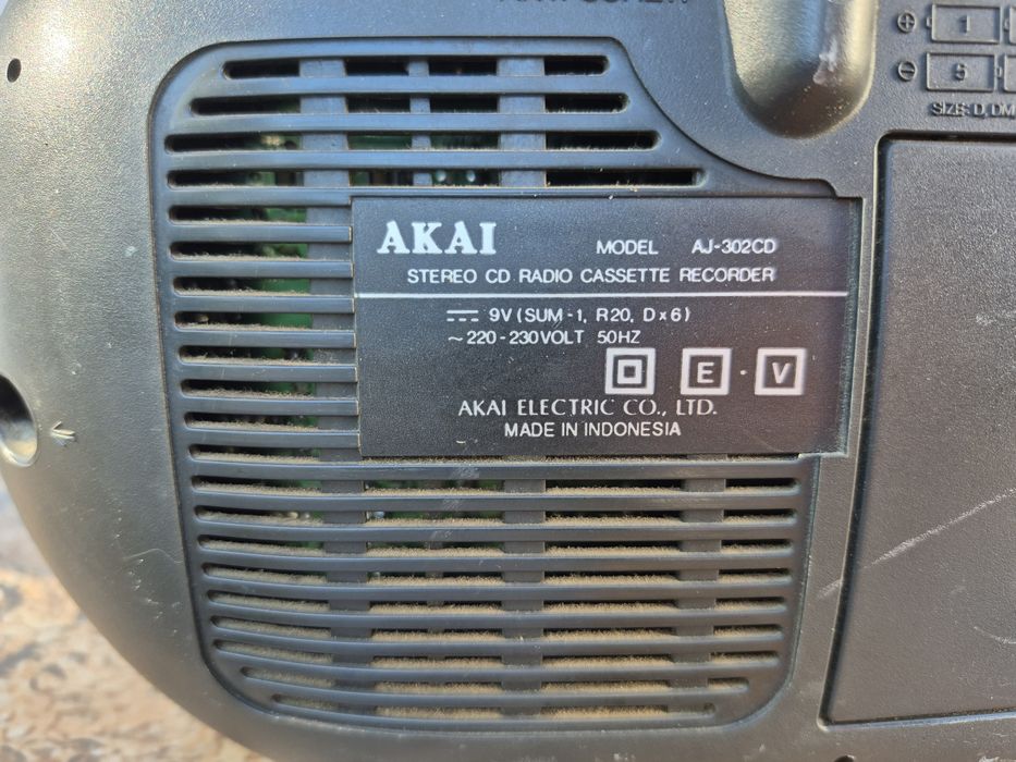 Radio Casetofon marca Akai model AJ-302CD