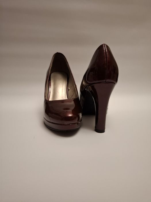 Pantofi lacuiti grena, cu platforma, de la CCC, marimea 37