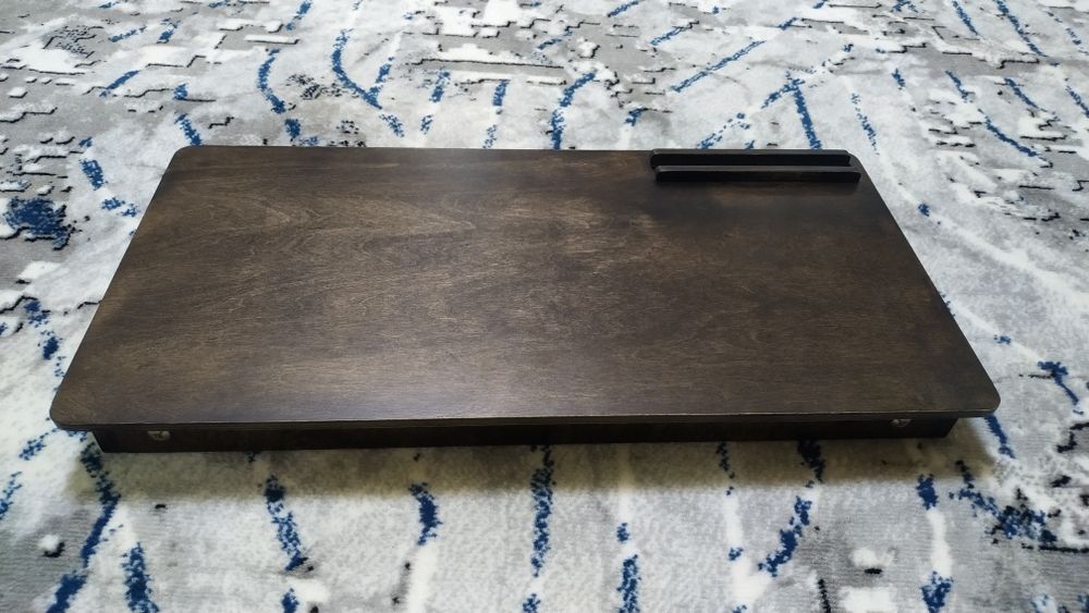 Продаётся ореховый столик ручной работы