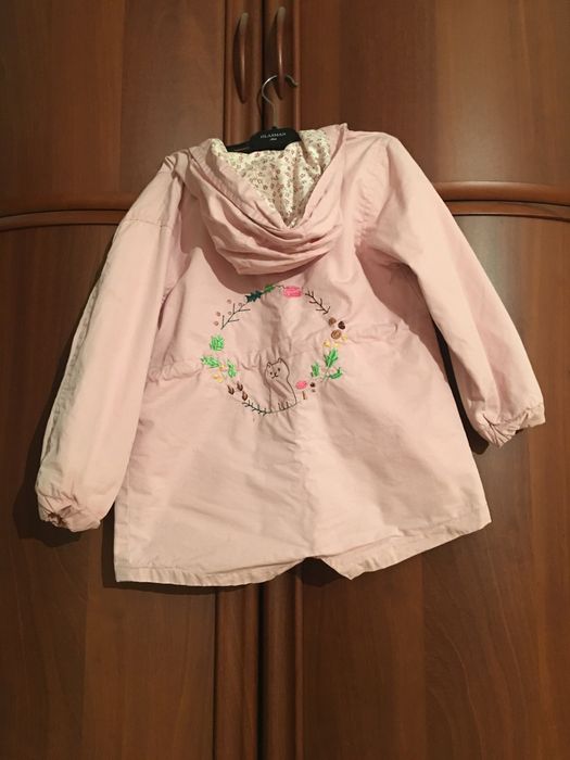 Продам б/у ветровку для девочки 5-6 лет
