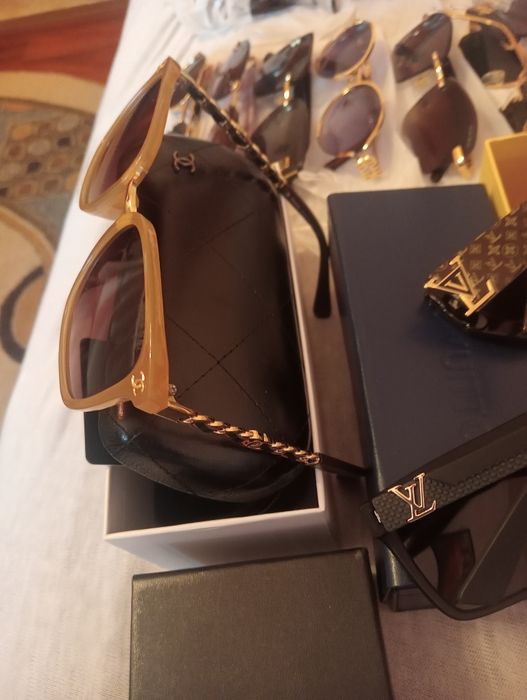 Vând ochelari de soare, parfumuri, creme Chanel, genți