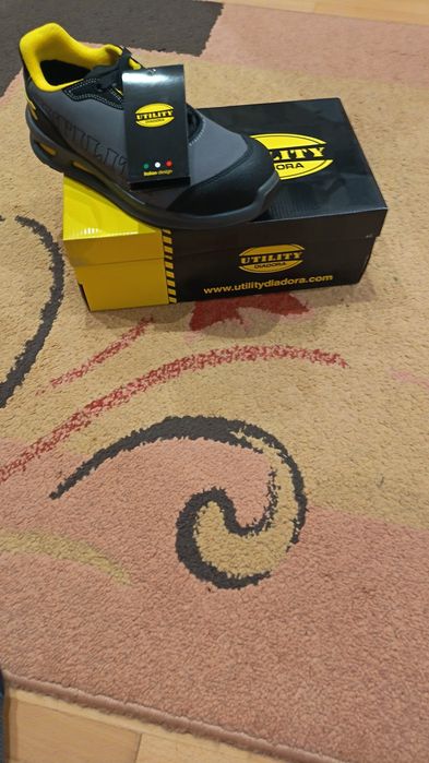 Продавам  работни обувки diadora