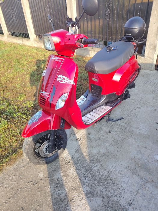 Vând scuter pe benzină fără permis.