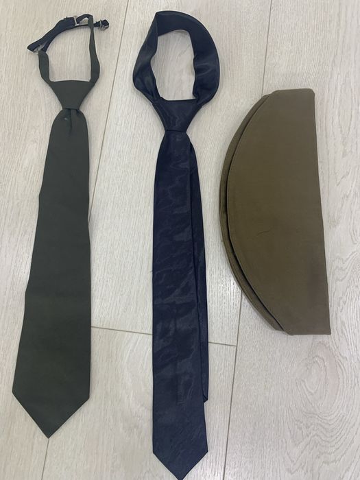костьюм полиции, брюки, рубашки , пилотки, галстуки .