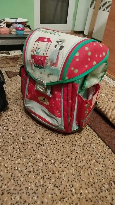 Продавам ученически раници и чантички