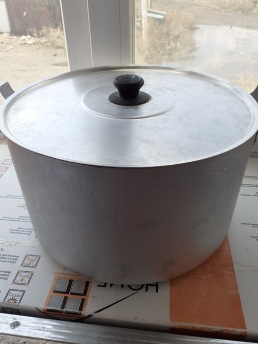 Кастрюля 10 литров 6000 тенге.