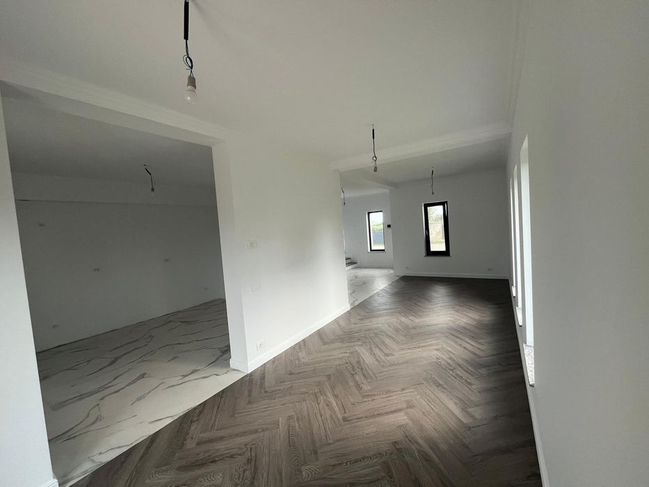 Casa în sistem duplex,strada rezidențială