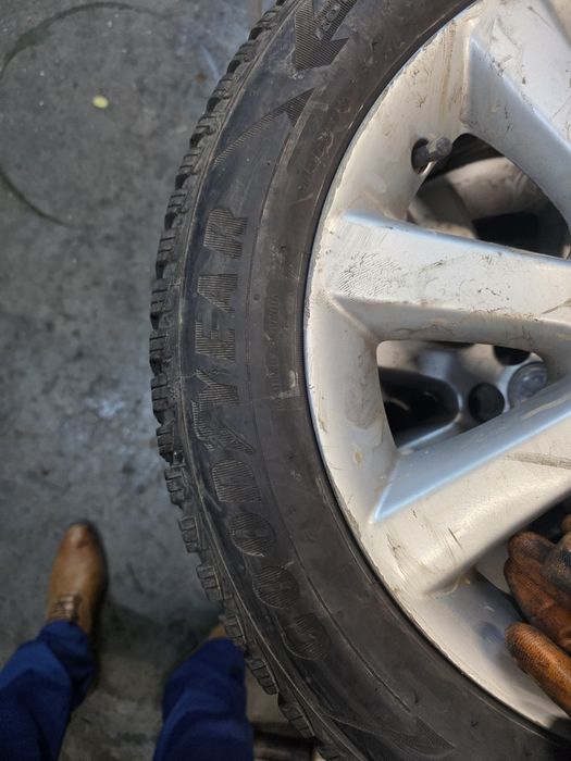 Оригинални джанти Toyota със зимни гуми Goodyear Ultra Grip 9