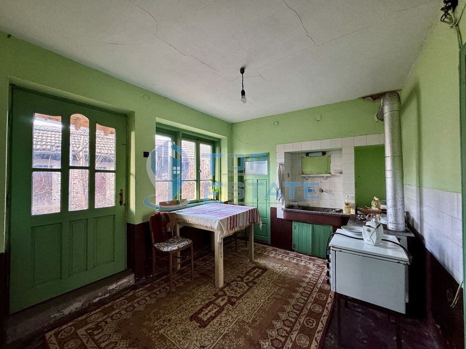 Къща с кладенец, гараж и стопански постройки в село Долна Липница, об