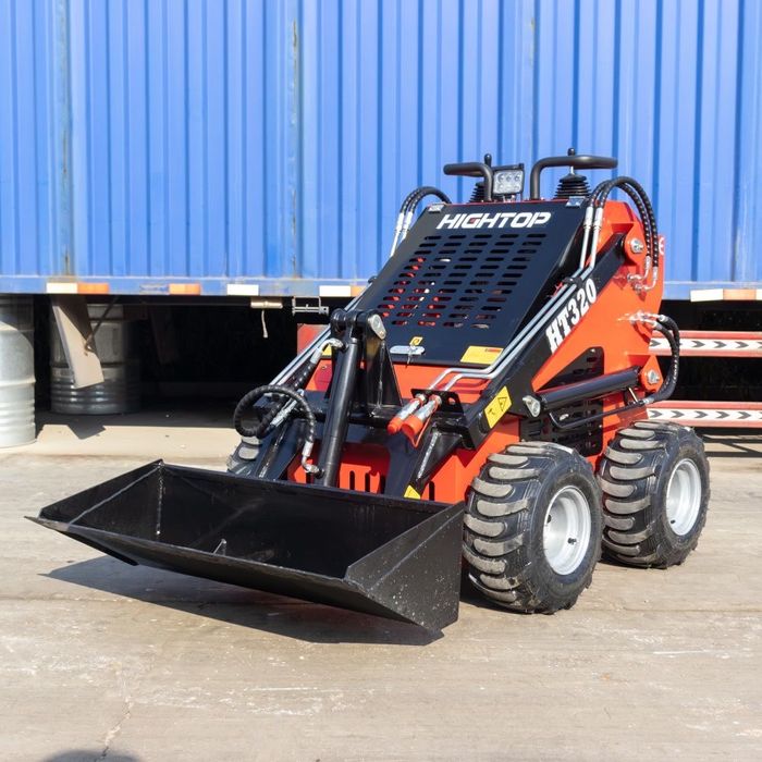 Mini Încărcător Compact – Cupă excavator + Furci Paleți Incluse