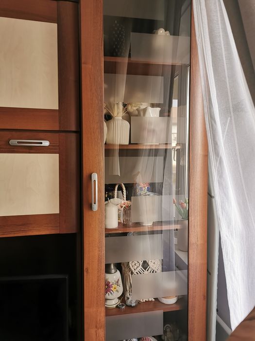 Vand Urgent Mobila de camera frumoasa in culori calde crem maro cu vit