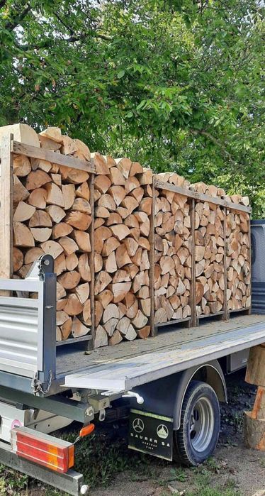 PRET BOMBA lemne de foc tăiate și sparte la palet – fag, stejar, salcâm, frasin