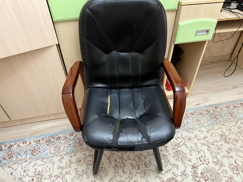 Кожанное компьютерное кресло