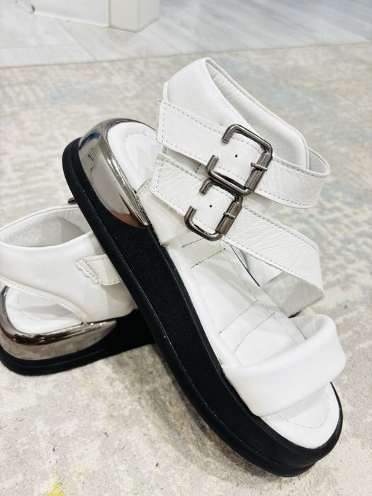 Продам кожаную босоножку