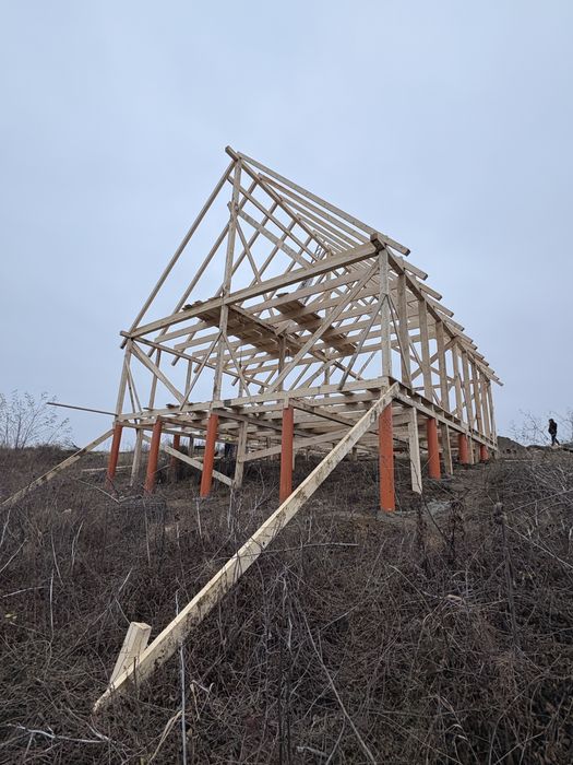 Case din lemn pe pilonii din beton , sau teava retangulara