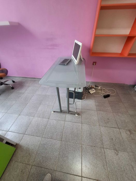 Кухненски,шкафове с плот гланц и стъклено бюро