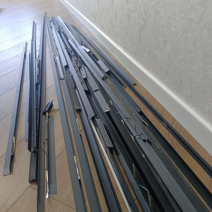 Продам черный  микроплинтус б/у