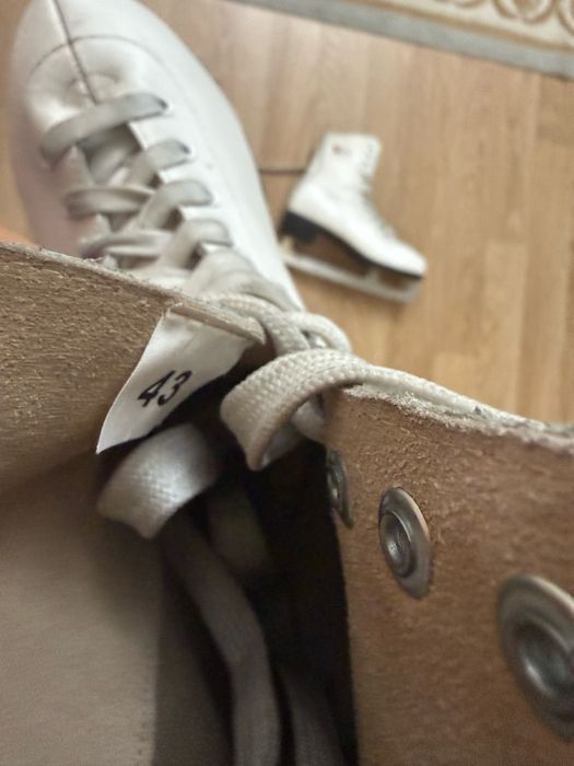 Коньки фигурные 43 размер