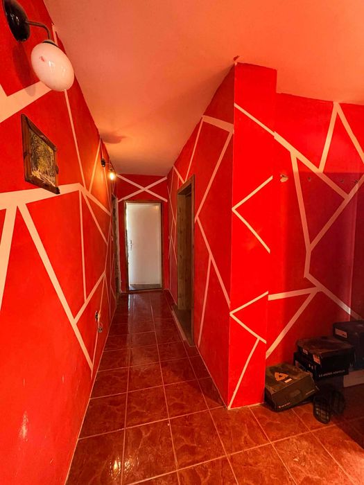 Продавам тристаен тухлен апартамент в кв. Калето, с гараж