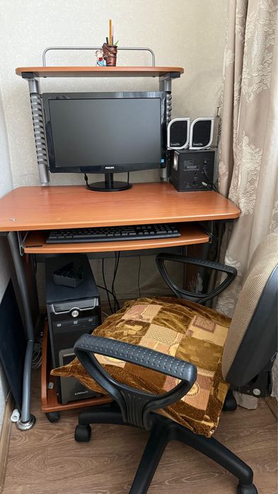 Компьютер со столом и стулом