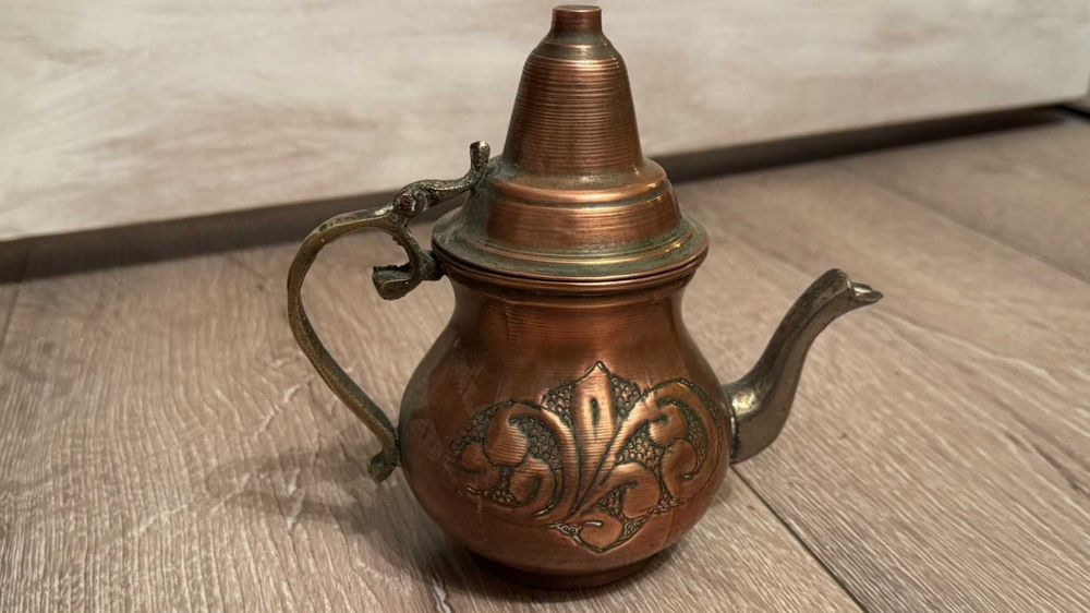 Кован меден малък чайник– бижу, 60те г. Прекрасен декор!