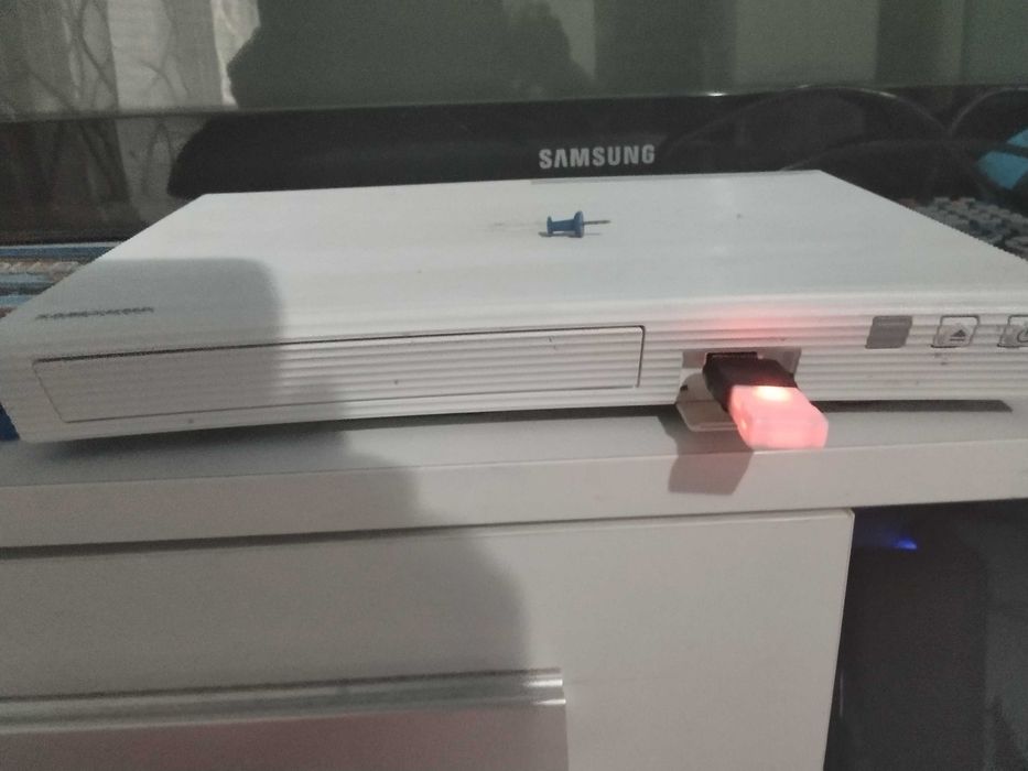 страхотен Blue Ray плеър  на Самсунг с дистанционно и USB флашка