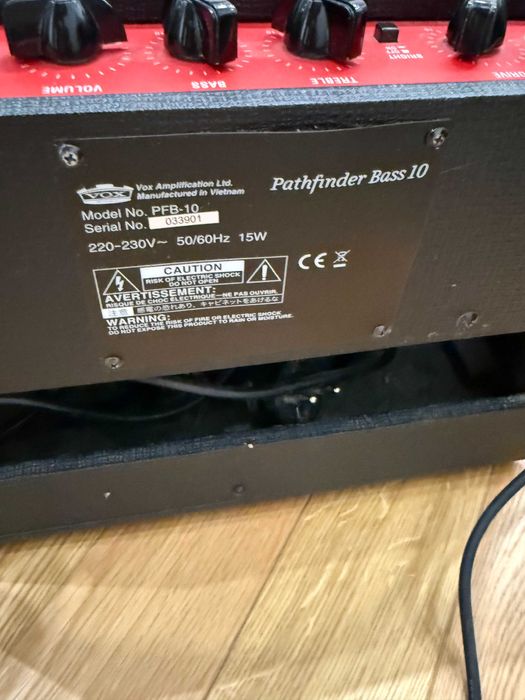 Бас гитара Cort Action V и усилитель Vox Pathfinder Bass 10