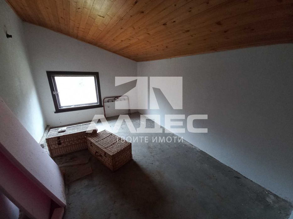 Продава се двуетажна масивна къща с двор в сл. Планиница!