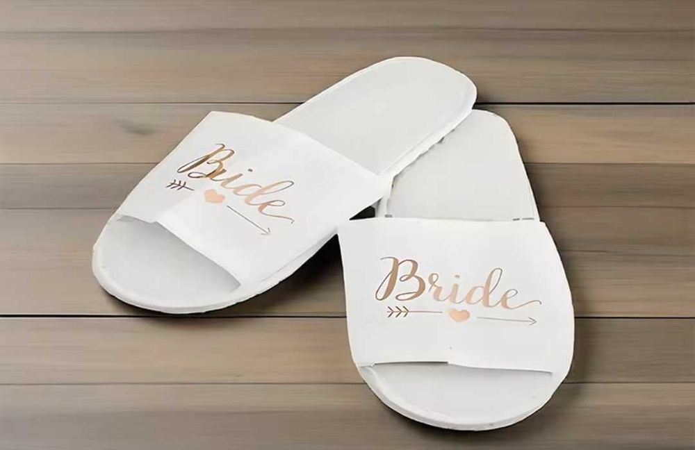 Булчински комплект: Сатенен халат L+ Пантофи + Бяла ластик за коса