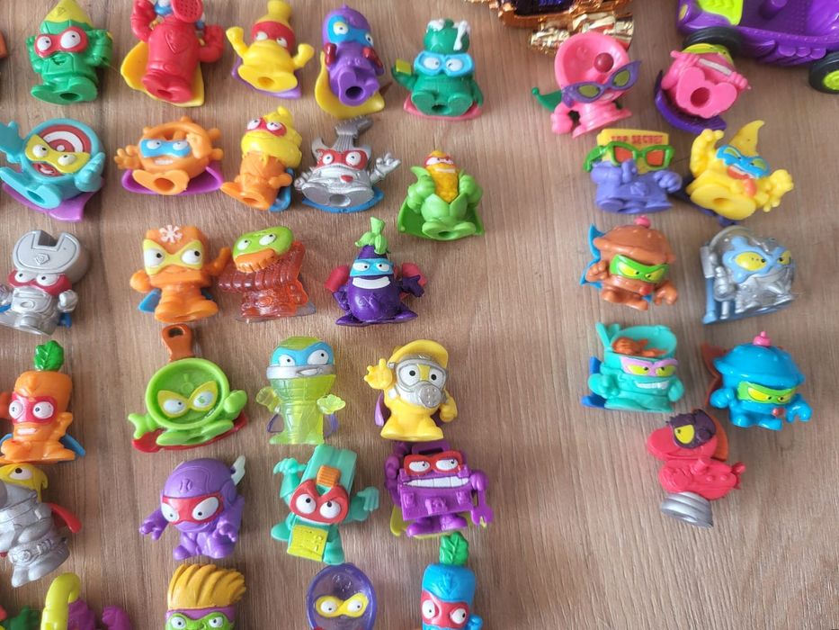 Superzings lot 40 figurine, 10 masinute si 2 reviste