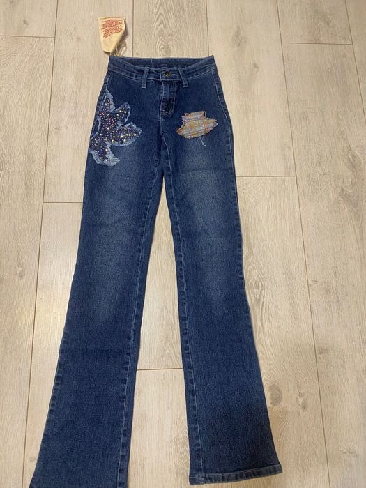 Тениски нови и дънки.