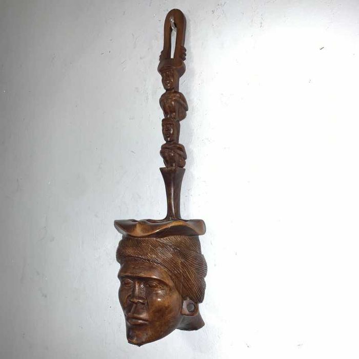 Statuetă de perete decorativă din lemn