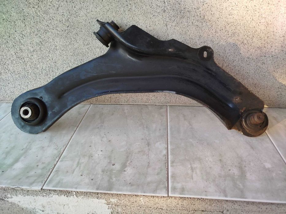 Продавам предни носачи за Рено-Меган