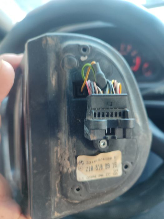 Продам левую зеркалу Мерседес 210