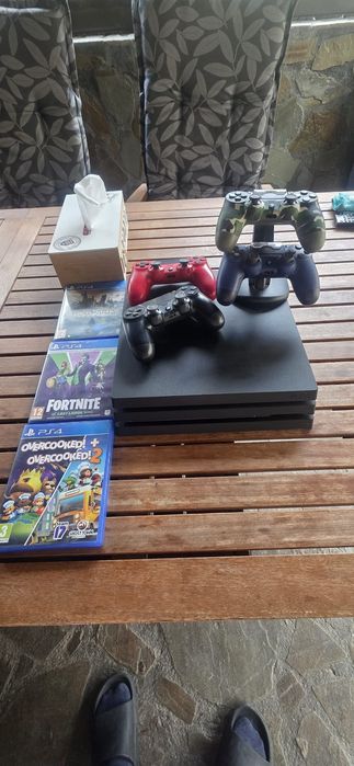 PS4 PRO  1tb storage , 4 controllere