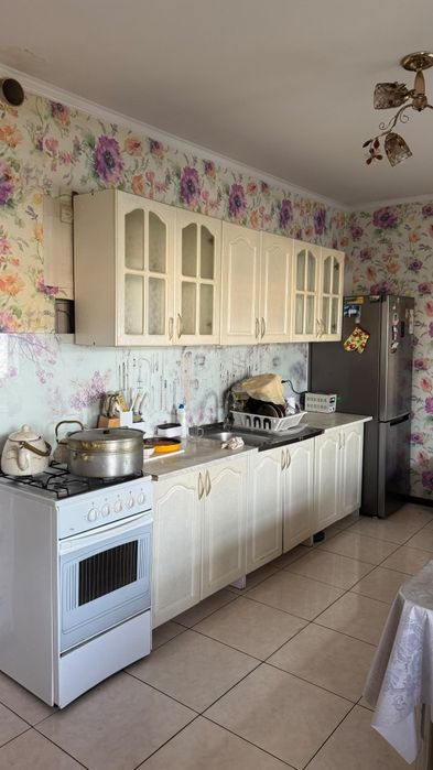 Продам кухонный гарнитур б/у-5метровый